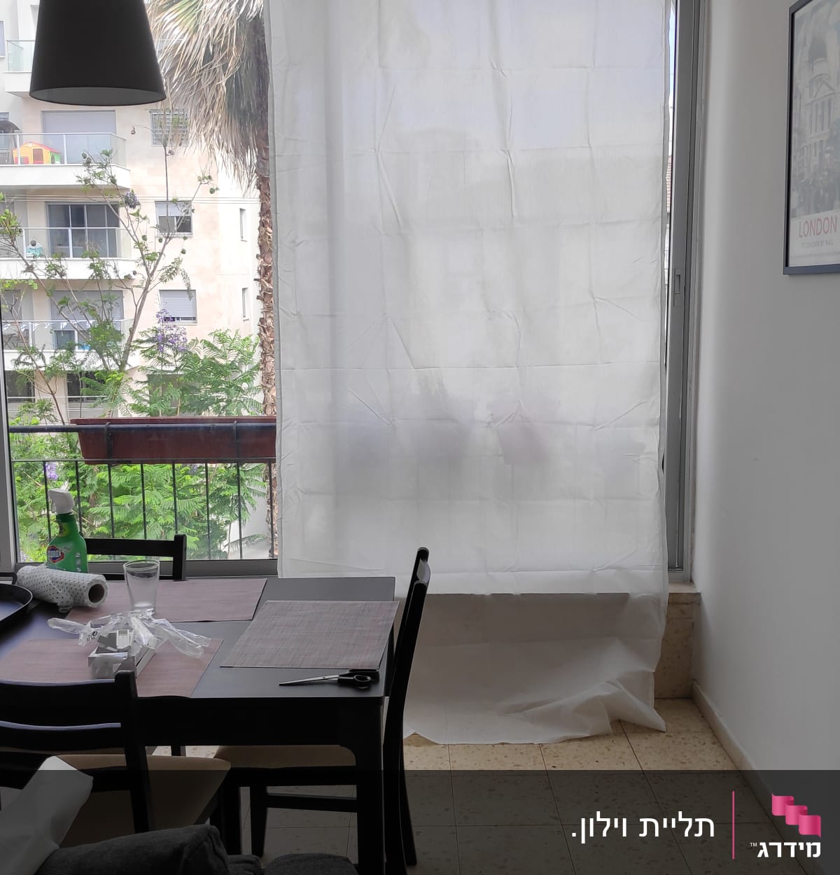 שולחן עם מספריים, נייר מגבת וחומר ניקוי